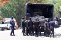 Viernes 10 de mayo del 2013. Venustiano Carranza. Elementos de las corporaciones policiacas realizan un barrido de seguridad y limpieza de bloqueos en las calles de la comunidad Venustiano Carranza después de los hechos violentos del día 5 donde se enfren