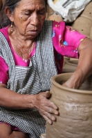 Martes 16 de mayo del 2017. Suchiapa. Las hábiles manos de las mujeres artesanas aprovechan la riqueza del barro surimbo para expresarse en la elaboración de las pichanchas y ollas típicas de esta comunidad chiapaneca.