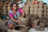 Martes 16 de mayo del 2017. Suchiapa. Las hábiles manos de las mujeres artesanas aprovechan la riqueza del barro surimbo para expresarse en la elaboración de las pichanchas y ollas típicas de esta comunidad chiapaneca.