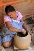 Martes 16 de mayo del 2017. Suchiapa. Las hábiles manos de las mujeres artesanas aprovechan la riqueza del barro surimbo para expresarse en la elaboración de las pichanchas y ollas tÃpicas de esta comunidad chiapaneca. Martes 16 de mayo del 2017. Suchiapa. Las hábiles manos de las mujeres artesanas aprovechan la riqueza del barro surimbo para expresarse en la elaboración de las pichanchas y ollas tÃpicas de esta comunidad chiapaneca.