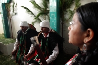 Jueves 28 de julio del 2016. San Juan Chamula. Mateo Gómez Gómez recibe esta mañana el bastón de mando Chamula según los usos y costumbres de las comunidades y parajes de esta localidad de los altos de Chiapas. El nuevo presidente junto con las nuevas aut Jueves 28 de julio del 2016. San Juan Chamula. Mateo Gómez Gómez recibe esta mañana el bastón de mando Chamula según los usos y costumbres de las comunidades y parajes de esta localidad de los altos de Chiapas. El nuevo presidente junto con las nuevas aut