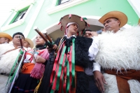 Jueves 28 de julio del 2016. San Juan Chamula. Mateo Gómez Gómez recibe esta mañana el bastón de mando Chamula según los usos y costumbres de las comunidades y parajes de esta localidad de los altos de Chiapas. El nuevo presidente junto con las nuevas aut