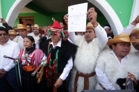 Jueves 28 de julio del 2016. San Juan Chamula. Mateo Gómez Gómez recibe esta mañana el bastón de mando Chamula según los usos y costumbres de las comunidades y parajes de esta localidad de los altos de Chiapas. El nuevo presidente junto con las nuevas aut Jueves 28 de julio del 2016. San Juan Chamula. Mateo Gómez Gómez recibe esta mañana el bastón de mando Chamula según los usos y costumbres de las comunidades y parajes de esta localidad de los altos de Chiapas. El nuevo presidente junto con las nuevas aut