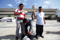 Martes 11 de noviembre del 2014. Tuxtla Gutiérrez. El Notario Público Horacio Culebro Borrayas encabeza la quema de credenciales del PRD en Chiapas.