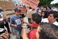 Lunes 10 de septiembre del 2012. Tuxtla Gutiérrez, Chiapas. Estudiantes de varias universidades protestan en la Torre Chiapas para exigir que les sean entregados los fondos de la Beca PRONABES que ha sido retenido por las autoridades locales.