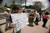 Habitantes de la comunidad la Libertad del municipio de Berriozabal protestaron este medio día en las instalaciones del Ayuntamiento local para exigir la destitución del Agente Ejidal por el despojo de los terrenos a varias familias. El acuerdo de las aut