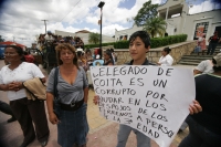 Habitantes de la comunidad la Libertad del municipio de Berriozabal protestaron este medio día en las instalaciones del Ayuntamiento local para exigir la destitución del Agente Ejidal por el despojo de los terrenos a varias familias. El acuerdo de las aut