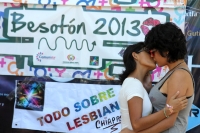 Sábado 21 de septiembre del 2013. Tuxtla Gutiérrez.  El movimiento lésbico realiza esta mañana el segundo Besotón con un llamada al respeto a los derechos sexuales y a la unión de personas de un mismo sexo, haciendo un llamado a las autoridades a respetar