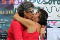 Sábado 21 de septiembre del 2013. Tuxtla Gutiérrez.  El movimiento lésbico realiza esta mañana el segundo Besotón con un llamada al respeto a los derechos sexuales y a la unión de personas de un mismo sexo, haciendo un llamado a las autoridades a respetar