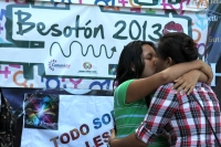 Sábado 21 de septiembre del 2013. Tuxtla Gutiérrez.  El movimiento lésbico realiza esta mañana el segundo Besotón con un llamada al respeto a los derechos sexuales y a la unión de personas de un mismo sexo, haciendo un llamado a las autoridades a respetar