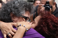 Domingo 23 de septiembre del 2012. Tuxtla Gutiérrez, Chiapas. Grupos organizados por la comunidad lésbico, gay, intersexual, tras genero y heterosexual de Chiapas organizan el Maratón del Beso en la explanada de la plaza de la delegación de Traen de esta 