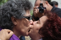 Domingo 23 de septiembre del 2012. Tuxtla Gutiérrez, Chiapas. Grupos organizados por la comunidad lésbico, gay, intersexual, tras genero y heterosexual de Chiapas organizan el Maratón del Beso en la explanada de la plaza de la delegación de Traen de esta 