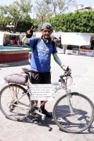 Martes 17 de febrero del 2015. Tuxtla Gutiérrez. Un anónimo ciclista recorre las carreteras desde Caborca a Argentina buscando la paz.