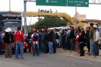 Foto/CD. Jueves 10 de febrero. Las molestias ocasionadas por el bloqueo de la autopista Tuxtla-San Cristóbal se extendió por varias horas este medio día.