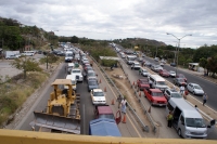 Foto/CD. Jueves 10 de febrero. Las molestias ocasionadas por el bloqueo de la autopista Tuxtla-San Cristóbal se extendió por varias horas este medio día.