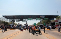 Martes 10 de abril del 2018. Tuxtla Gutiérrez. El movimiento magisterial en su segundo dí­a de huelga toma la caseta de la autopista a San Cristóbal de las Casas cobrando 20 pesos ««la pasada»»
