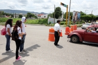 Martes 17 de septiembre del 2013. Tuxtla Gutiérrez. Policía de tránsito municipal desvía el flujo vehicular en las cercanías de los bloqueos del magisterio en la capital del estado de Chiapas.