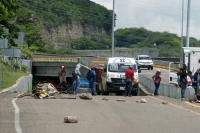 Martes 23 de agosto del 2016. Tuxtla Gutiérrez. Grupos de normalistas y maestros realizan algunos bloqueos bajo el fuerte sol del sureste en los libramientos de la capital del estado de Chiapas