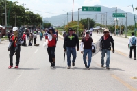 Lunes 27 de junio del 2016. Tuxtla Gutiérrez. Foto/CD. Esta mañana inician los bloqueos que el movimiento magisterial realiza en diferentes puntos carreteros de en el estado de Chiapas. En la imagen la manifestación en la entrada oriente de la capital de 