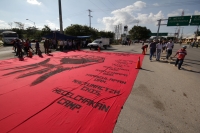 Miércoles 5 de noviembre del 2014. Tuxtla Gutiérrez, Aspectos de los bloqueos y manifestaciones de estudiantes y maestros realizadas en apoyo a los desaparecidos de Ayotzinapa.
