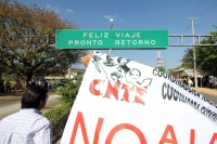 Lunes 14 de enero del 2013.  Tuxtla Gutiérrez, Chiapas. Maestros de la Sección VII del sindicato magisterial afiliados a la coordinadora nacional de trabajadores de la educación en Chiapas realizan bloqueos en las entradas y salidas de las principales ciu