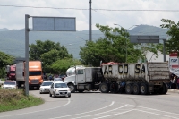 Miércoles 13 de julio del 2016. Tuxtla Gutiérrez. Integrantes de la Asamblea Popular Democrática y de la sección 40 de Sindicato Estatal de Maestros inician este medio día el bloqueo selectivo (a transportistas de productos al mayoreo dejando pasar a vehí