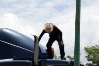 Miércoles 13 de julio del 2016. Tuxtla Gutiérrez. Integrantes de la Asamblea Popular Democrática y de la sección 40 de Sindicato Estatal de Maestros inician este medio día el bloqueo selectivo (a transportistas de productos al mayoreo dejando pasar a vehí