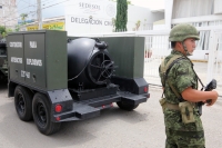 Jueves 4 de julio del 2013. Tuxtla Gutiérrez, Chiapas. Elementos del Ejército Mexicano resguardan las instalaciones de la SEDESOL en Chiapas, después de este medio día se recibiera una llamada amenazando con un artefacto explosivo lo que ocasionó el desal