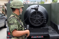 Jueves 4 de julio del 2013. Tuxtla Gutiérrez, Chiapas. Elementos del Ejército Mexicano resguardan las instalaciones de la SEDESOL en Chiapas, después de este medio día se recibiera una llamada amenazando con un artefacto explosivo lo que ocasionó el desal