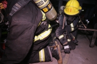 Viernes 15 de octubre. Los bomberos de la ciudad de Tuxtla Gutiérrez realizan esta mañana una práctica de rescate en zonas de desastre, ejercicio que incluye rapel, rescate en condiciones extremas y primeros auxilios.