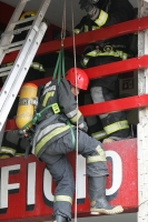 Viernes 15 de octubre. Los bomberos de la ciudad de Tuxtla Gutiérrez realizan esta mañana una práctica de rescate en zonas de desastre, ejercicio que incluye rapel, rescate en condiciones extremas y primeros auxilios.