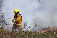 Viernes 27 de diciembre del 2013. Bomberos de la SSyCP durante las actividades de control de un incendio de un pastizal en las cercanías del Libramiento Norte y Calzada al Sumidero