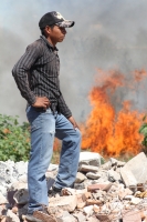 Viernes 27 de diciembre del 2013. Curiosos observan el incendio que se produjo en un pastizal en las cercanías del Libramiento Norte y de la Calzada al Sumidero.