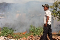 Viernes 27 de diciembre del 2013. Curiosos observan el incendio que se produjo en un pastizal en las cercanías del Libramiento Norte y de la Calzada al Sumidero.