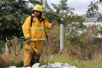Viernes 27 de diciembre del 2013. Bomberos de la SSyCP durante las actividades de control de un incendio de un pastizal en las cercanías del Libramiento Norte y Calzada al Sumidero