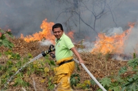 Viernes 27 de diciembre del 2013. Bomberos de la SSyCP durante las actividades de control de un incendio de un pastizal en las cercanías del Libramiento Norte y Calzada al Sumidero