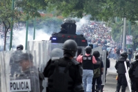 Domingo 5 de junio del 2016. Tuxtla Gutiérrez. De los enfrentamientos entre las corporaciones policiacas y el movimiento magisterial en la capital del estado de Chiapas.