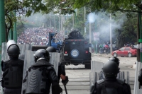 Domingo 5 de junio del 2016. Tuxtla Gutiérrez. De los enfrentamientos entre las corporaciones policiacas y el movimiento magisterial en la capital del estado de Chiapas.