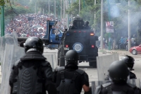 Domingo 5 de junio del 2016. Tuxtla Gutiérrez. De los enfrentamientos entre las corporaciones policiacas y el movimiento magisterial en la capital del estado de Chiapas.