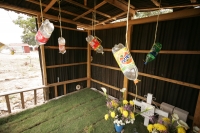 Martes 26 de octubre. Una de las tumbas del panteón de Plan de Ayala en el poniente de Tuxtla Gutiérrez llama la atención por el número de botellas de agua que cuelgan de su techo.