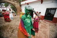 Miércoles 29 de junio. La danza del Bourroncito o del Colibrí es llevada a cabo en las calles de la comunidad de Chiapa de Corzo donde los participantes representan la entrada de la temporada fértil del campo del sureste de México.
