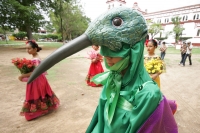 Miércoles 29 de junio. La danza del Bourroncito o del Colibrí es llevada a cabo en las calles de la comunidad de Chiapa de Corzo donde los participantes representan la entrada de la temporada fértil del campo del sureste de México.