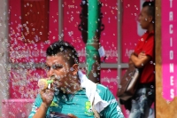 Martes 23 de mayo del 2017. Tuxtla Gutiérrez. Un vendedor ofrece burbujas de jabón en las cercanías del Mercado Viejo de la ciudad.
