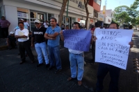 Martes 6 de diciembre del 2016. Tuxtla Gutiérrez. Burócratas protestan cerrando las vialidades en que comunican a la plaza central en la capital de Chiapas.