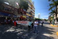 Martes 6 de diciembre del 2016. Tuxtla Gutiérrez. Burócratas protestan cerrando las vialidades en que comunican a la plaza central en la capital de Chiapas.