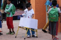 Lunes 25 de julio del 2016. Suchiapa. La Danza del Caballo Blanco o Nandayuli. Durante los festejos de Santa Ana en esta comunidad, los jóvenes bailan acompañados del ritmo de la carrizo y tambores en un vaivén frenético entre quienes representan caballos