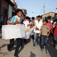 Lunes 25 de julio del 2016. Suchiapa. La Danza del Caballo Blanco o Nandayuli. Durante los festejos de Santa Ana en esta comunidad, los jóvenes bailan acompañados del ritmo de la carrizo y tambores en un vaivén frenético entre quienes representan caballos