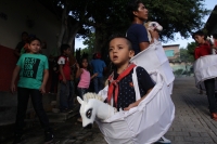 Lunes 25 de julio del 2016. Suchiapa. La Danza del Caballo Blanco o Nandayuli. Durante los festejos de Santa Ana en esta comunidad, los jóvenes bailan acompañados del ritmo de la carrizo y tambores en un vaivén frenético entre quienes representan caballos