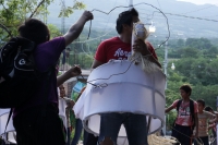 Lunes 25 de julio del 2016. Suchiapa. La Danza del Caballo Blanco o Nandayuli. Durante los festejos de Santa Ana en esta comunidad, los jóvenes bailan acompañados del ritmo de la carrizo y tambores en un vaivén frenético entre quienes representan caballos