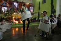 Lunes 25 de julio del 2016. Suchiapa. La Danza del Caballo Blanco o Nandayuli. Durante los festejos de Santa Ana en esta comunidad, los jóvenes bailan acompañados del ritmo de la carrizo y tambores en un vaivén frenético entre quienes representan caballos